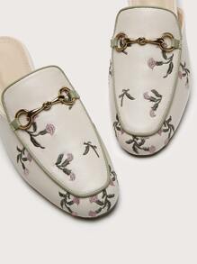 Mules planos con bordado floral con diseño metal