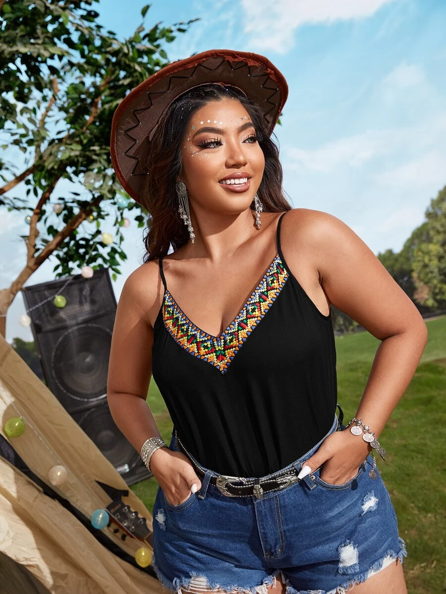 SHEIN VCAY Plus Contrast Geo Trim Cami Top - Black - View 1