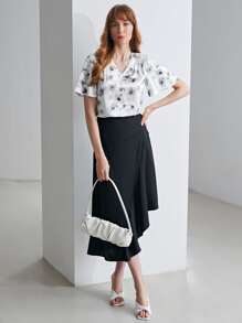 MOTF PREMIUM SILK FLORAL FLUTTER SLEEVE TOP - Blue and White - View 5