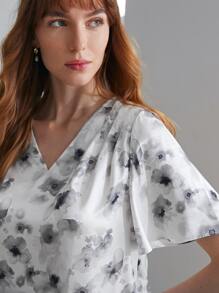 MOTF PREMIUM SILK FLORAL FLUTTER SLEEVE TOP - Blue and White - View 6