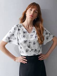 MOTF PREMIUM SILK FLORAL FLUTTER SLEEVE TOP - Blue and White - View 8