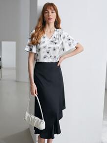 MOTF PREMIUM SILK FLORAL FLUTTER SLEEVE TOP - Blue and White - View 9