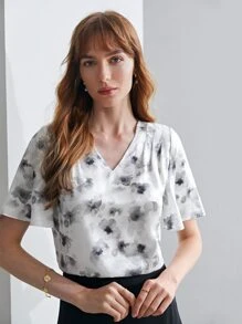 MOTF PREMIUM SILK FLORAL FLUTTER SLEEVE TOP - Blue and White - View 11