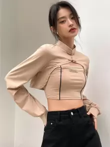 DAZY 字母补丁青蛙纽扣前 T 恤，秋季服装长袖女式上衣短款女式上衣 - 卡其色 - 查看 1