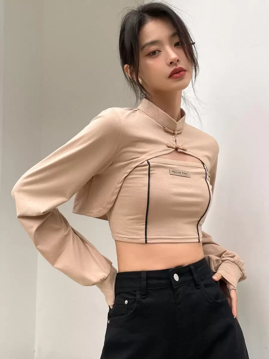 DAZY 字母补丁青蛙纽扣前 T 恤，秋季服装长袖女式上衣短款女式上衣 - 卡其色 - 查看 1