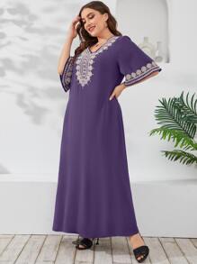 Al Najma Vestido túnico maxi con bordado de cuello V - Morado - Ver 4