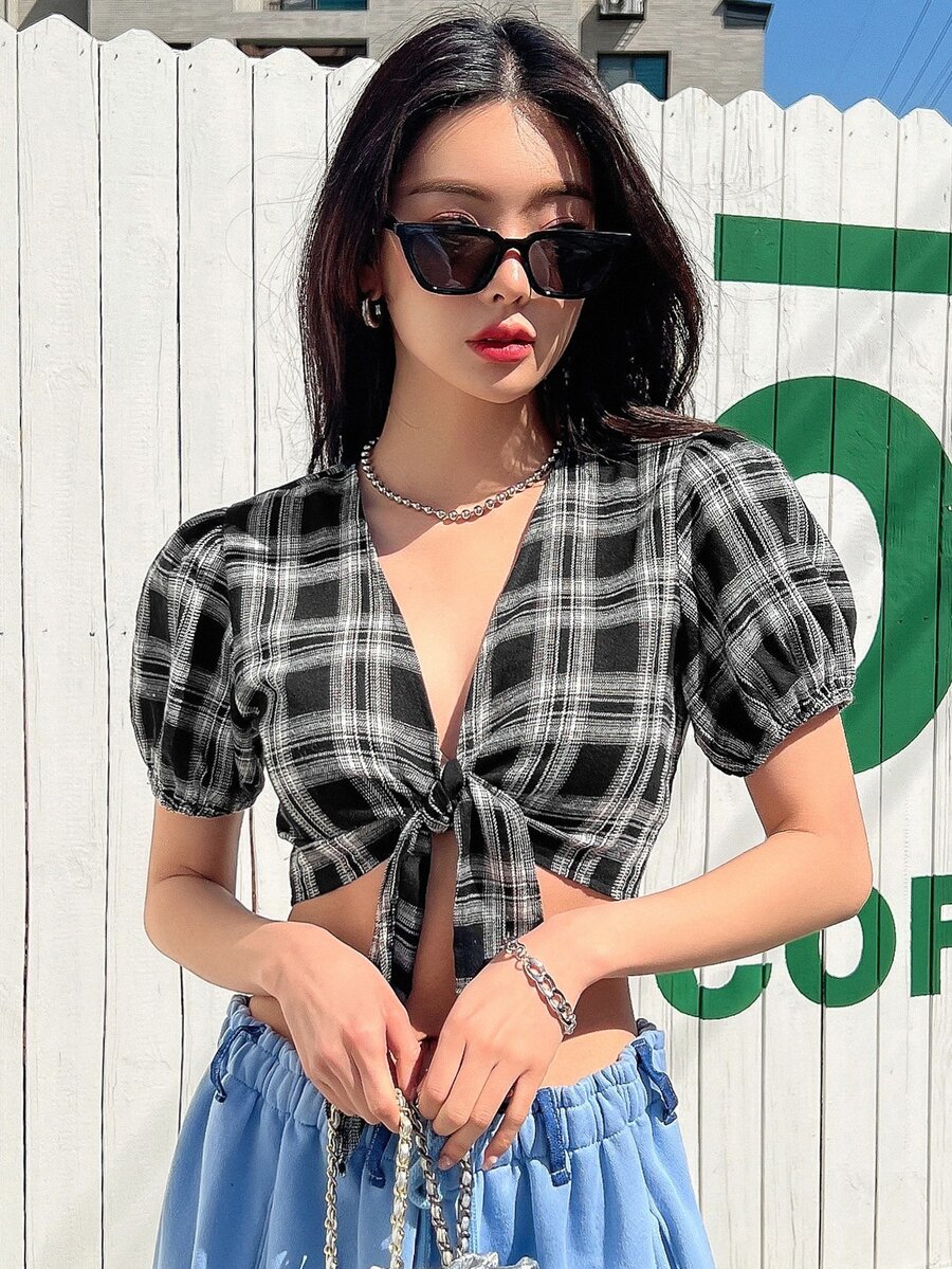 DAZY 格紋印花泡泡袖前打結短款襯衫 - 黑與白 - 查看 1