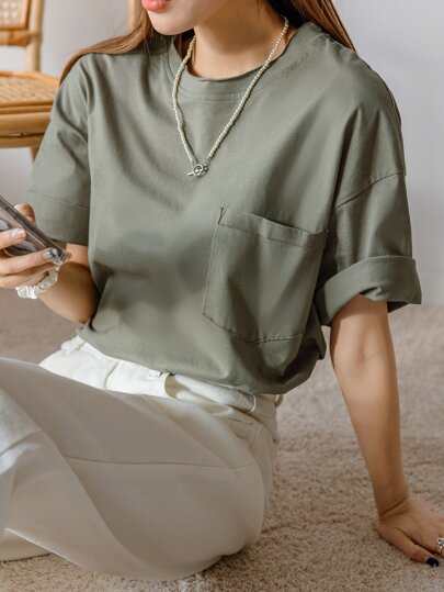 تي شيرت صيفي ذو جيوب ملصقة مع أكمام منفرجة