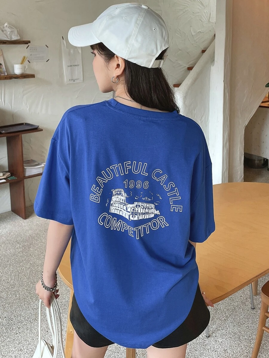 DAZY Áo thun trễ vai có đồ họa xây dựng & chữ cái - Màu xanh lam - Xem 1