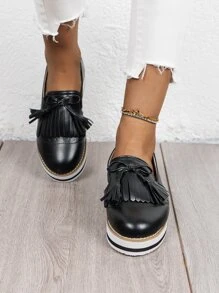 蝴蝶結和流蘇裝飾一腳蹬休閒鞋