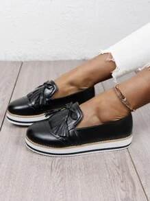 蝴蝶結和流蘇裝飾一腳蹬休閒鞋