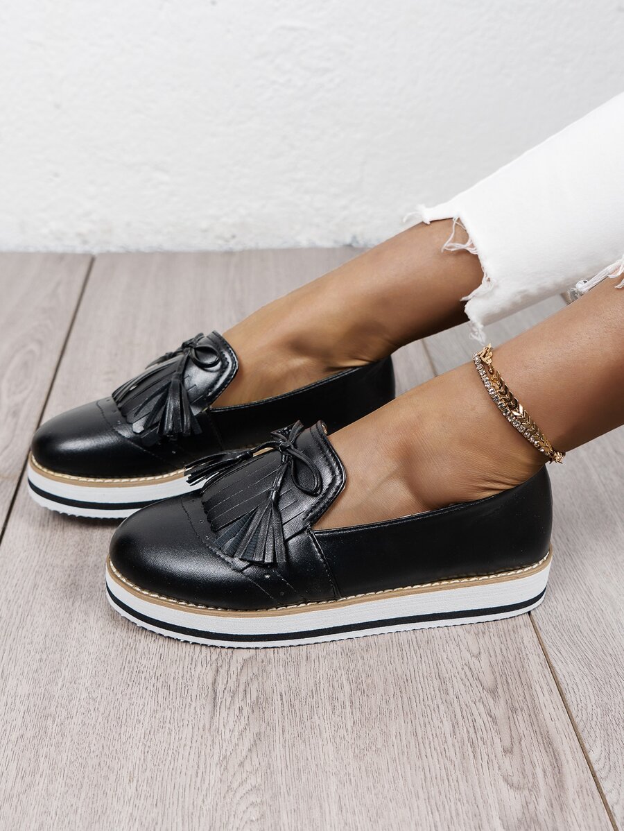 蝴蝶結和流蘇裝飾一腳蹬休閒鞋