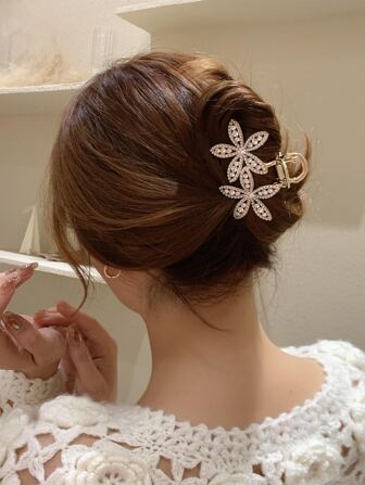 花朵与水钻装饰发爪优雅雪花