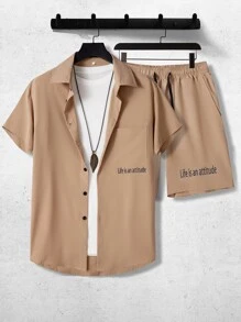 Manfinity Hombres Camisa con estampado de slogan & Shorts sin camiseta - Caqui - Ver 1