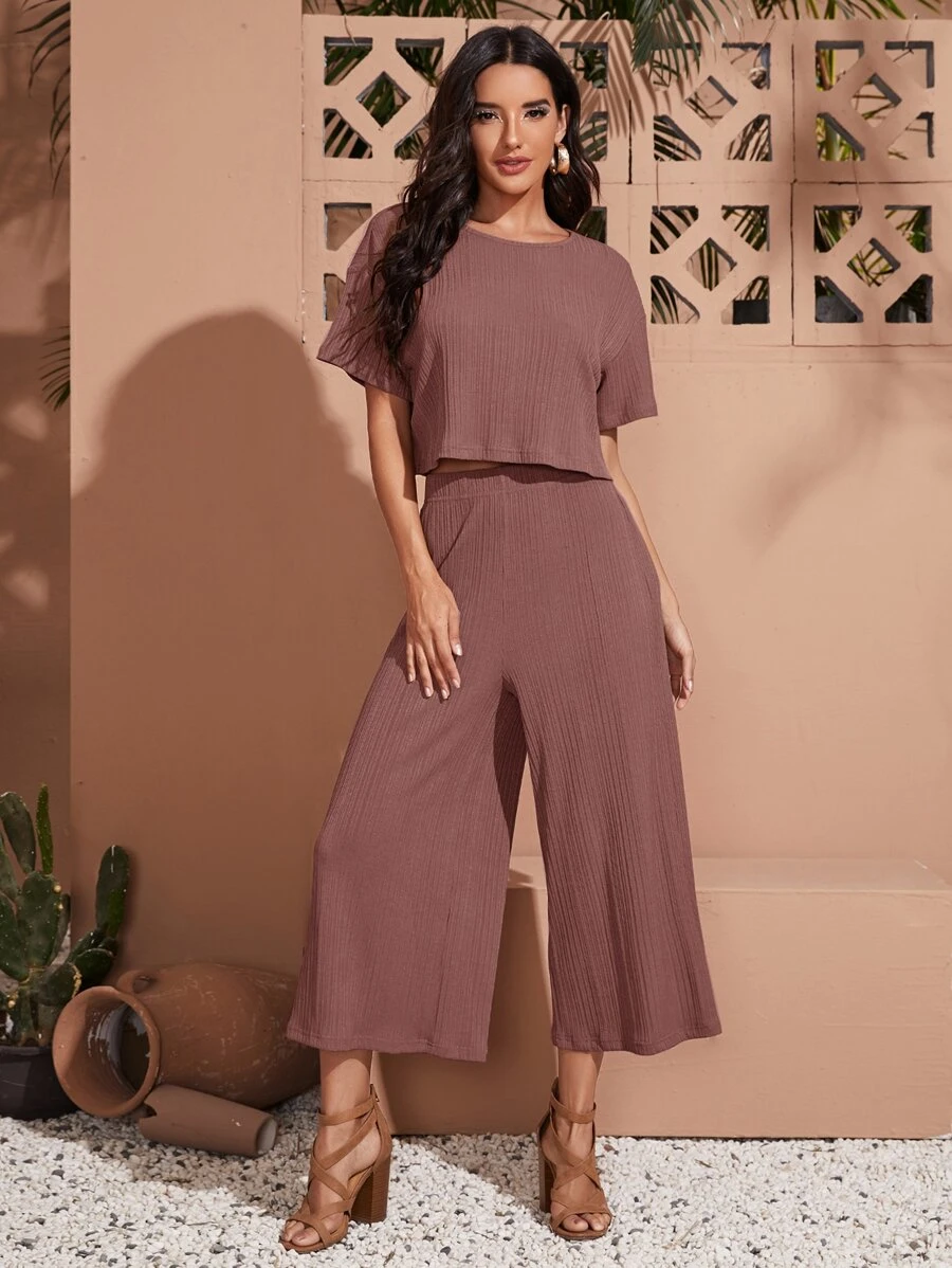 SHEIN LUNE Conjunto pantalones de pierna ancha con camiseta corta de hombros caídos - Color caoba - Ver 1
