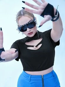 Plus O-ring Cut Out Crop Tee - Black - View 5