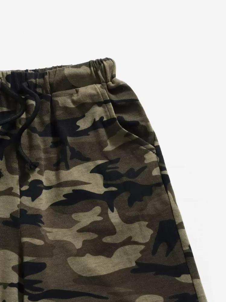 SHEIN Camiseta Estampada Con Camuflado Y Dinosaurios Con Pantalones Cortos Con Cintura De Cordón, Para Niños Entre 9 Y 14 Años