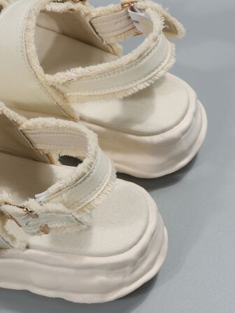 女性搭扣裝飾厚底露跟涼鞋