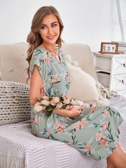 فستان نوم بياقة حرف V واكمام جناح الخفاش وطباعة زهور