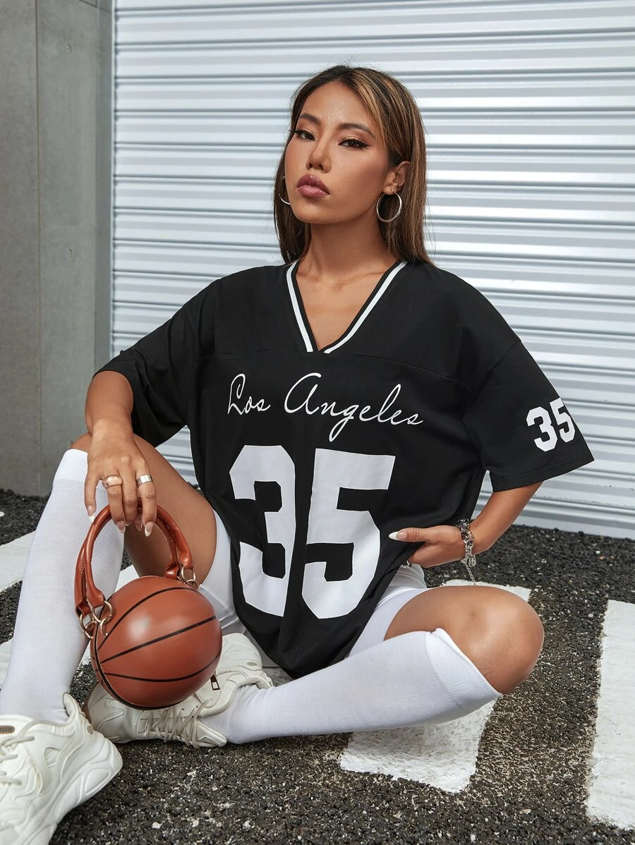 SHEIN HypeZone Camiseta gráfica con escote en V, manga caída y ribete a rayas - Negro - Ver 1