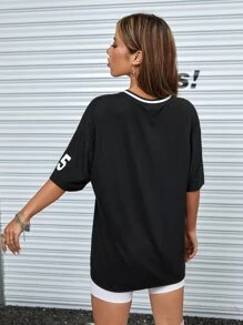 SHEIN HypeZone Camiseta gráfica con escote en V, manga caída y ribete a rayas - Negro - Ver 2