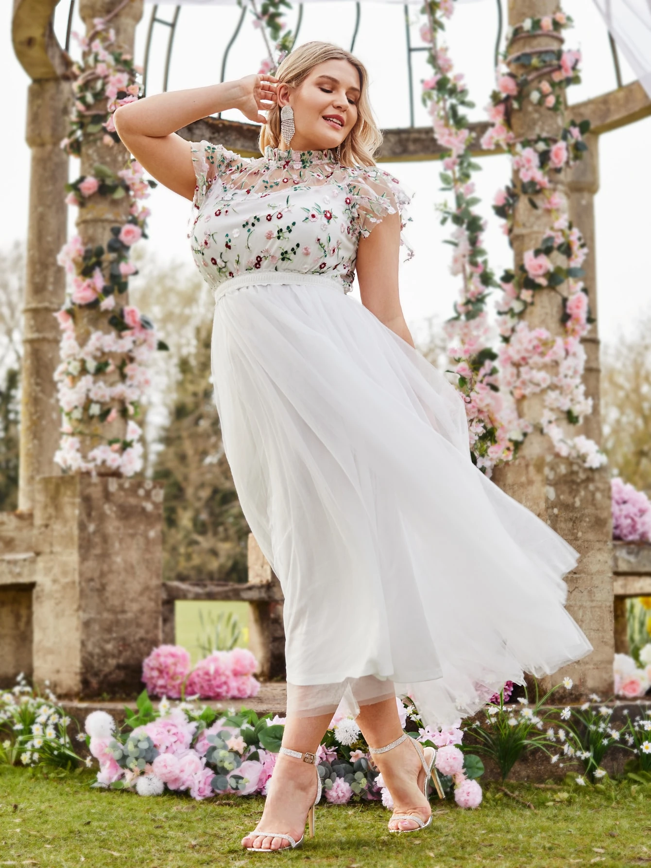 SHEIN Kleid mit Blume Stickerei, Schmetterlingsärmeln, Mesh | aktuelle  Trends, günstig kaufen | SHEIN Deutschland