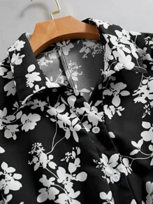 SHEIN LUNE Blusa con estampado floral con botón - Negro - Ver 4