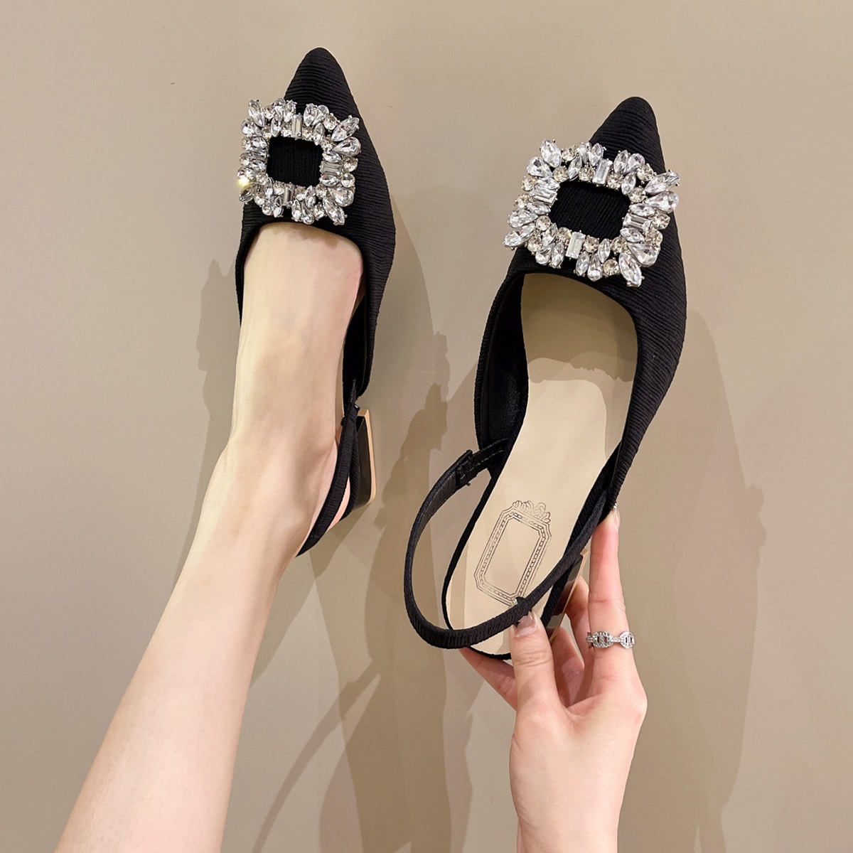 Sandalias romanas nuevas para mujer, primavera/otoño 2024, zapatos con tira de strass de punta puntiaguda y tacón grueso, estética de hadas, planos