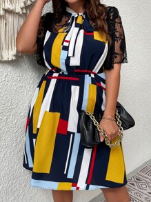 SHEIN Unity 大碼幾何印花繫帶領蕾絲拼接連衣裙 - 彩色 - 查看 1