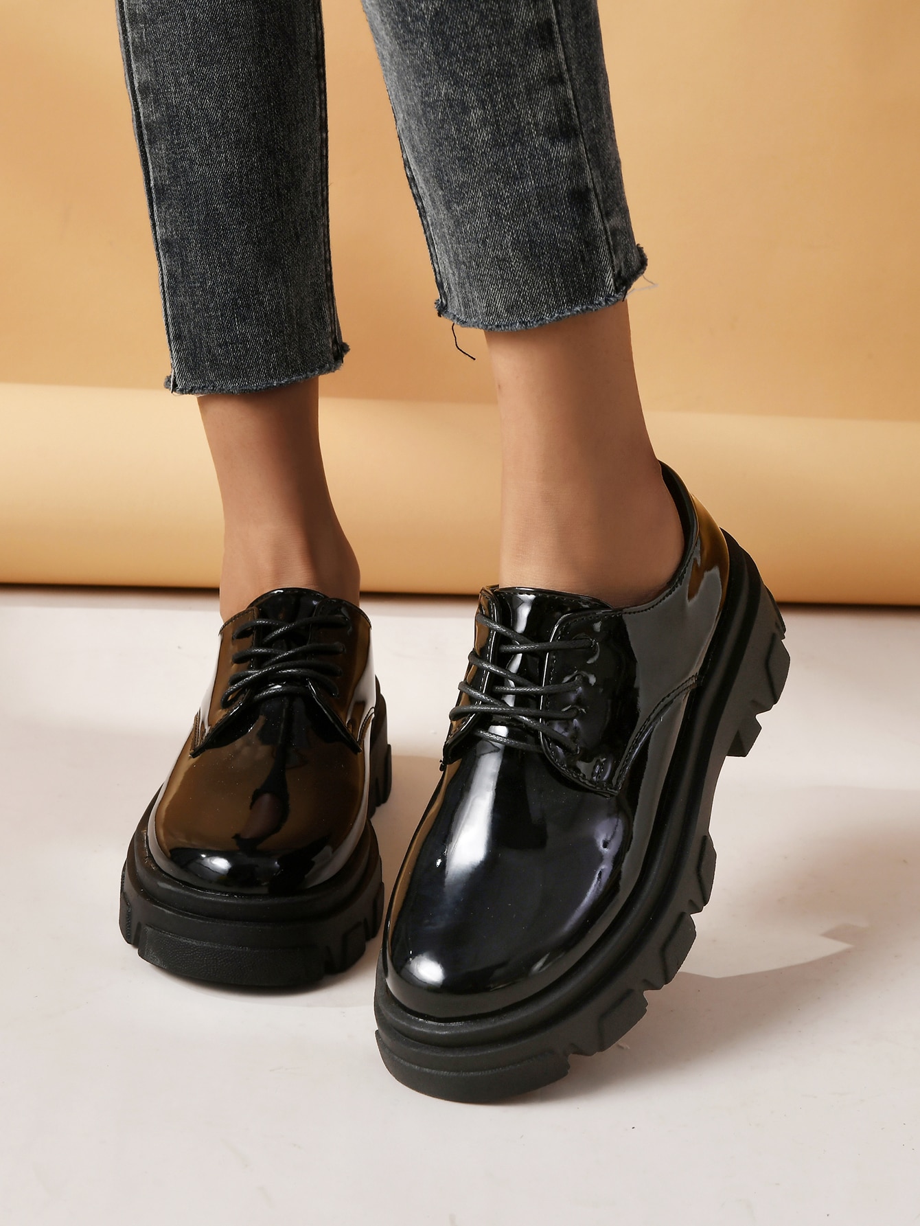 Our Minimalist Lace-up Front Oxford Shoes is such a vibe - ROMWE