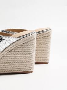 Sandalias con cuña de color metálico con tira cruzada de alpargata - Plateado - Ver 3