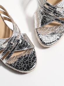Sandalias con cuña de color metálico con tira cruzada de alpargata - Plateado - Ver 5