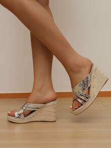 Sandalias con cuña de color metálico con tira cruzada de alpargata - Plateado - Ver 6