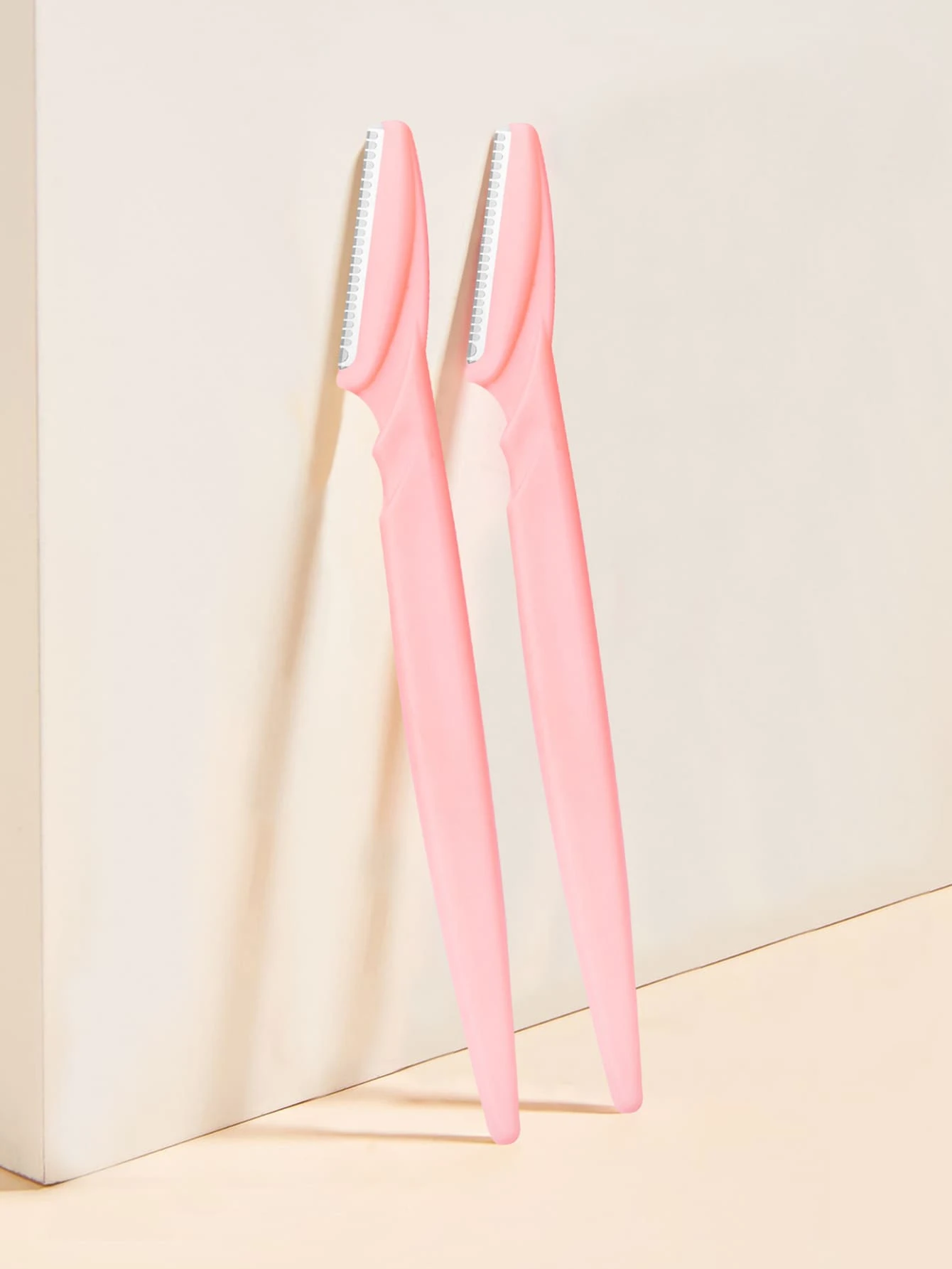 眉毛修剪器和剃须刀套装，2 件毛发修剪工具，配有韧性镊子和塑形剃须刀，带盖面部剃须刀，男女通用，2 把剃须刀可去除眉毛、颈毛和细面部毛发 - 粉色 - 查看 1