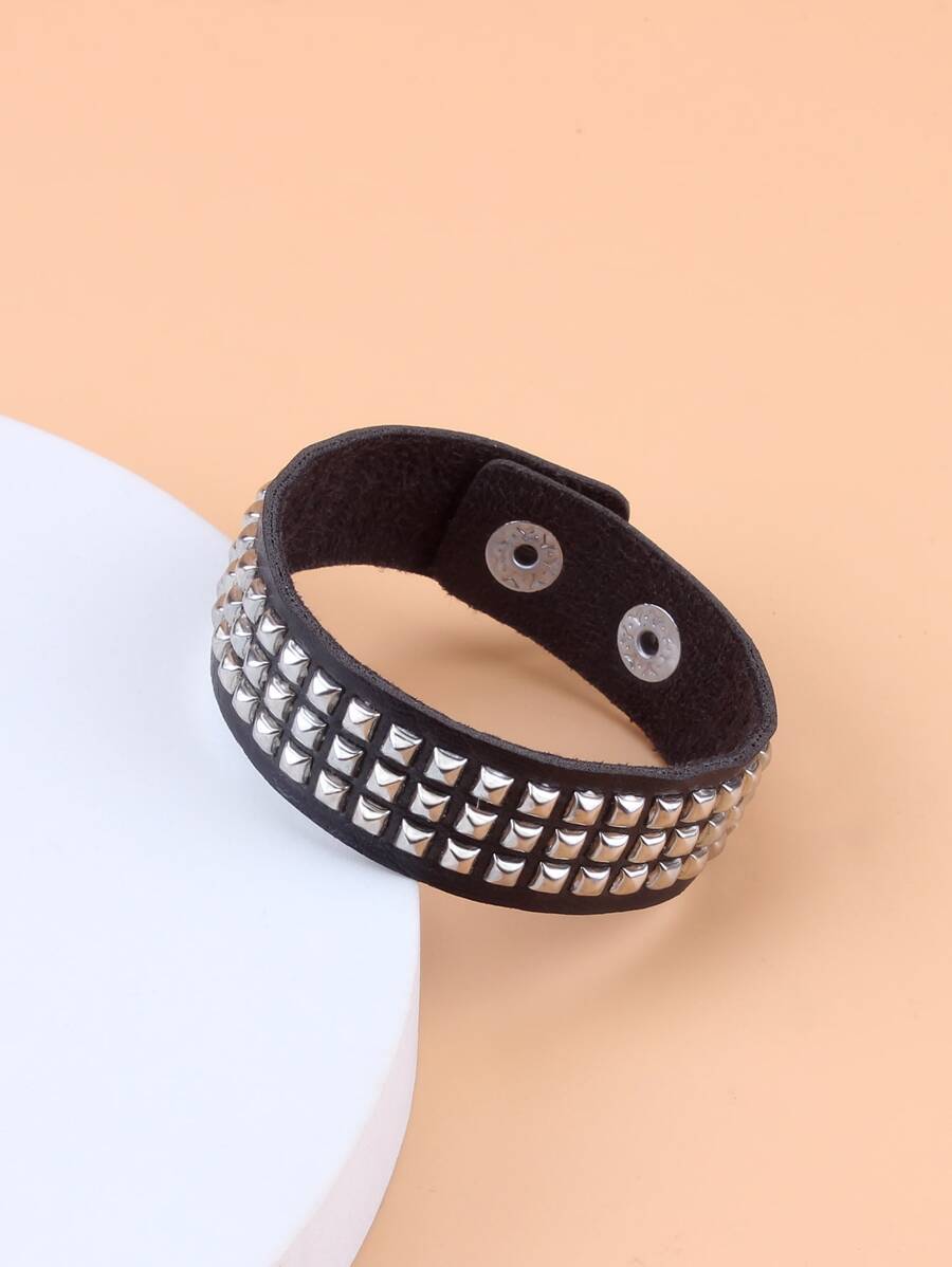 Pulsera con diseño de tachuela