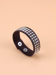 Pulsera con diseño de tachuela