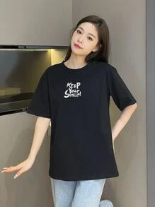 Kaos dengan Motif Slogan dan Bahu Jatuh - Hitam - View 1