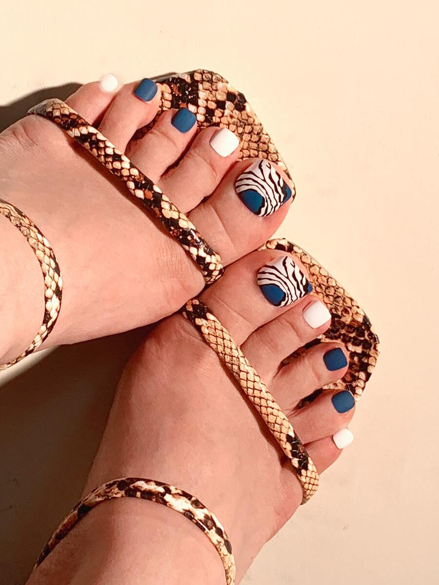 使用24入組短方形藍撞色線圖形假腳趾甲和1入組指甲銼和1張膠帶立即升級您造型 - 彩色 - 查看 1