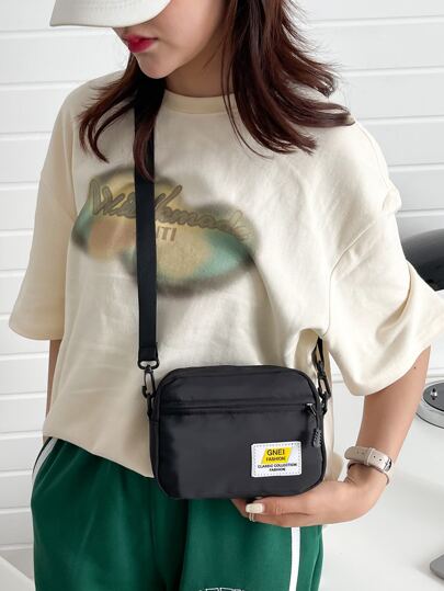 حقيبة جنب بجرافيك عبارة