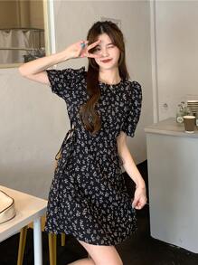 小碎花泡泡袖側邊鏤空洋裝 - 黑色 - 查看 1