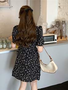 小碎花泡泡袖側邊鏤空洋裝 - 黑色 - 查看 2