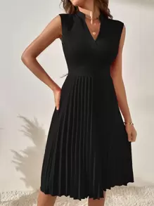 Breezaya 素色百褶缺口V領A字洋裝 - 黑色 - 查看 4