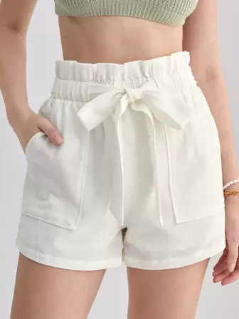 Short ceinturé à taille froncée à poche