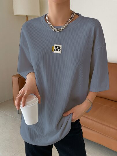 تي شيرت ذو كتف منسدل مع شعار مخيط الاحتفاظ بالهدوء مقاس كبير