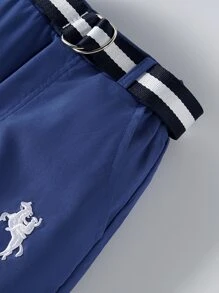 SHEIN 男小童馬和人物刺繡腰帶長褲