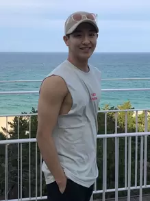 DAZY 男士棉字母圖案背心上衣 - 白色 - 查看 3