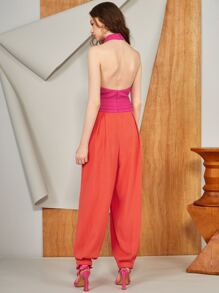 LALA BELTRÁN Designerski dwukolorowy kombinezon typu halter z wycięciami i plisowanymi detalami, z odkrytymi plecami