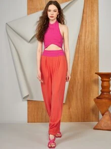 LALA BELTRÁN Designerski dwukolorowy kombinezon typu halter z wycięciami i plisowanymi detalami, z odkrytymi plecami