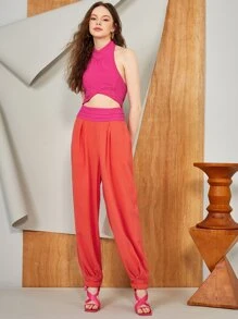 LALA BELTRÁN Designerski dwukolorowy kombinezon typu halter z wycięciami i plisowanymi detalami, z odkrytymi plecami