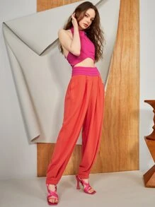 LALA BELTRÁN Designerski dwukolorowy kombinezon typu halter z wycięciami i plisowanymi detalami, z odkrytymi plecami